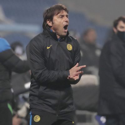 Antonio Conte jakaa ohjeita kentän laidalta.