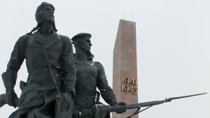 Monumentet över "Leningrads hjältemodiga försvarare" hyllar landets krigshistoria. Monumentet över "Leningrads hjältemodiga försvarare" hyllar landets krigshistoria.
