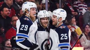 Succékedjan med Patrik Laine, Nikolaj Ehlers och Paul Stastny. Succékedjan med Patrik Laine, Nikolaj Ehlers och Paul Stastny fotograferad på isen där alla männen är på gott humör.
