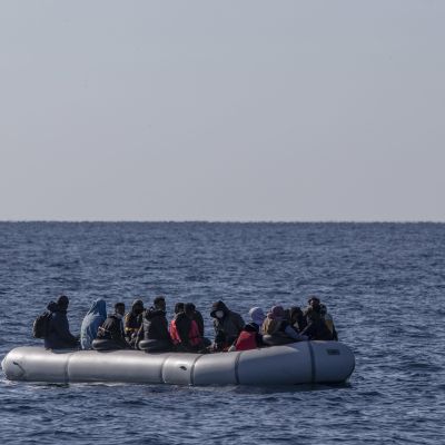 Människor på flykt har skuffats ut till Egeiska havet av grekisk kustbevakning.