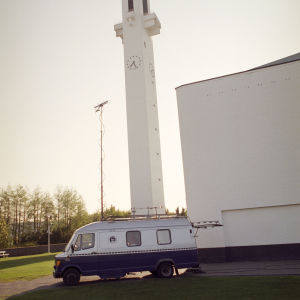 Yleisradion ääniauto Lakeuden Ristin kirkon edessä Seinäjoella 1996