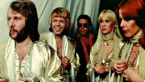 Abba valmiina lavalle. Kuva Lasse Hallströmin elokuvasta Abba The Movie (1977).