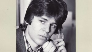 Den unge Martin Scheinin var aktiv inom studentpolitiken vid Turun Yliopisto i slutet av 70-talet. En ung Martin Scheinin sitter med en telefonlur i handen i slutet av 70-talet.