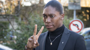 Caster Semenya. Caster Semenya håller upp två fingrar när hon är påväg till ett rättsärende.