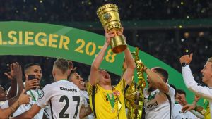 Cup-firande Hradecky. Lukas Hradecky lyfter den tyska cuppokalen.