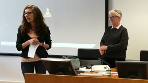 Från vänster: Hem och skolas ordförande Anna Sell och stadsstyrelsens ordförande Merja Kantalainen. Inomhusluftsproblemen i Hovirintafastigheten har lett till att över tusen personer har skrivit på en adress för ett helt nytt skolhus i S:t Karins. Inför kvällens stadsstyrelsemöte överräckte föräldrarna adressen till stadsstyrelsens ordförande. 50 barn o