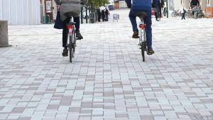 Att cykla eller gå korta sträckor är ett bättre alternativ till bilen. cyklar