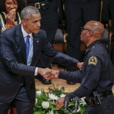 Barack Obama skakar hand med polischef David Brown under sitt besök i Dallas den 12 juli 2016 med anledning av polisskjutningen där fem poliser miste livet.