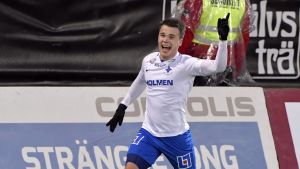 Simon Skrabb nöjd i IFK. Simon Skrabb firar ett mål i Allsvenskan.