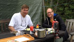Vi äter liv från Pia och biffar från Nisse. Christian Sundell och Peter Lüttge