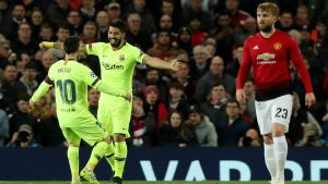 Lionel Messi och Luis Suarez firar ledningsmålet mot Manchester United. Lionel Messi och Luis Suarez firar ledningsmålet mot Manchester United.