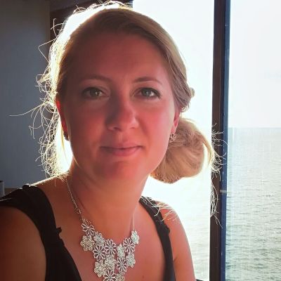 Bild på Yle medarbetare Elvira Törnqvist-Raikaa