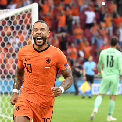 Memphis Depay jublar efter ett mål.