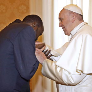 Sydsudans president Salva Kiir Mayardit kysser påve Franciskus ring.