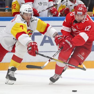 Oliver Lauridsen (L) ja HC Spartak Moscow's Anatoly Nikontsev