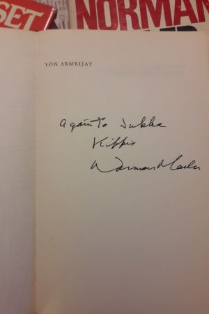 Norman Mailerin omistuskirjoitus Jukka Petäjälle. Amerikkalaisen kirjailijan, Norman Meilerin omistuskirjoitus Jukka Petäjälle v. 2005. Tervehdyksenä suomeksi "Kippis". Kuva: Jukka Petäjä.