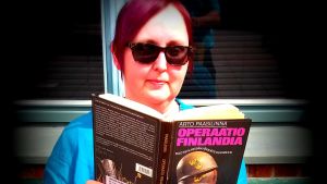 Kaikkea kirjasta -bloggaaja lukee Arto Paasilinnan kirjaa Operaatio Finlandia.
