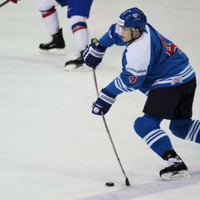 Ville Koistinen passar pucken.