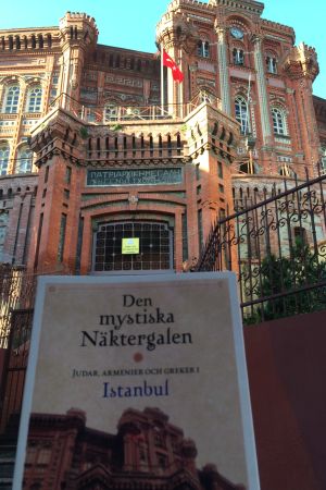 Med "Den mystiske näktergalen" som reseguide. Bokpärm som matchar "Patriarkatat" i Istanbul
