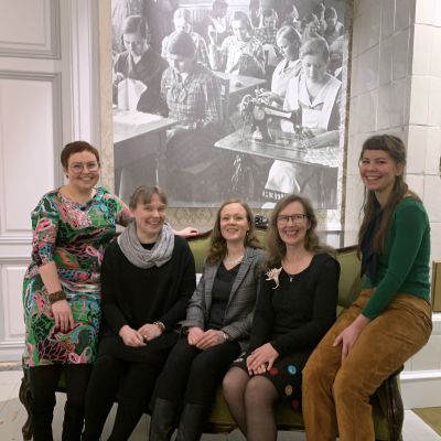 Kuvassa vasemmalta oikealle apurahansaajat Hanna Korvela, Minna Rimpiläinen, Anna-Reetta Väänänen, Jenni Linnove ja Suvi Pouttu.