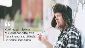 Mielensäpahoittaja maailmalla Tuomas Kyrö nojaa kiviseinään karvalakki päässänsä.
