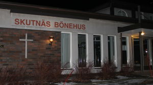 Skutnäs bönehus är Sven och Solas andliga hem. Så har det alltid varit, även då rubrikerna om fridsföreningen var mörka. Skutnäs bönehus fasad i mörker
