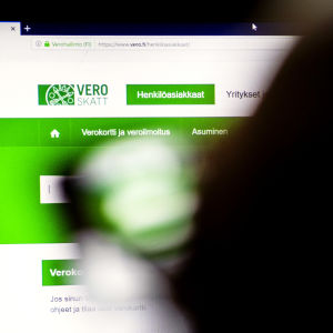Henkilö katsoo vero.fi-sivustoa tietokoneen ruudulta.