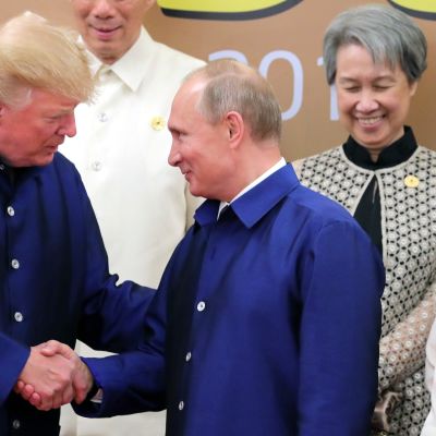 Donald Trump och Vladimir Putin skakar hand.