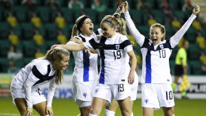 Finlands damlandslag jublar efter segrmålet mot Skottland.
