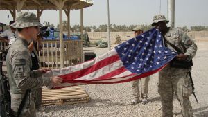 Amerikanska soldater i Irak Amerikanska soldater viker ihop USA:s flagga i Irak.