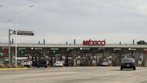 Gränsövergången vid Calexico brukar vara välbesökt, men många rör sig till fots mellan gränsstäderna. Få bilar vid gränsövergången vid Calexiko mellan USA-Mexiko