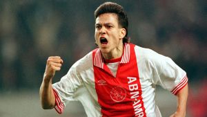 Litmanen vann flera titlar under sina år i Ajax. Jari Litmanen dominerade i Ajax på 1990-talet.