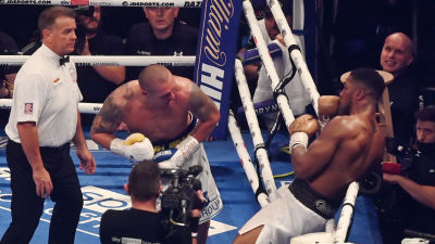 Oleksandr Usyk får in en träff på Anthony Joshua.
