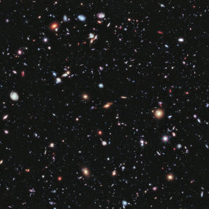 Tämä on huimin Hubblen ottama kuva, vaikka se ei ole niin näyttävä kuin on esimerkiksi tuore Saturnus-kuva. Kyseessä on niin sanottu Hubble Ultra Deep Field -kuva, mikä on pieni palanen taivasta Sulatusuunin tähdistössä, eli alueelta, missä ei ole oikeastaan lainkaan Linnunradan tähtiä ja siksi sinne katsomalla näkee kauaksi galaksienväliseen avaruuteen. Vanhimmat kohteet tässä ovat 13 miljardin vuoden ikäisiä ja kuvassa on yli 10 000 kohdetta, joista suurin osa on erittäin kaukaisia galakseja. Kuva on koottu 800 erillisestä kuvasta, jotka otettiin Hubblen ACS- ja NICMOS-kameroilla vuosina 2003 ja 2004. Kuvaa on "valotettu" yhteensä 15,8 vuorokautta. avaruutta