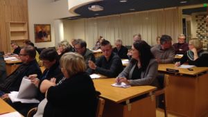 Kommunfullmäktige fick rösta två gånger innan valet var klart. Kronoby kommunfullmäktige i mötessalen