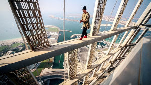 Venäläinen Oleg kävelee palkin päällä Cayan Tower -rakennuksen huipulla Dubaissa.
