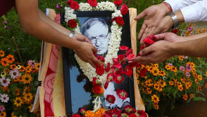 Stephen Hawking gick bort 2018. Fakultetsmedlemmar av det indiska institutet för vetenskap hedrar Stephen Hawking i Bangalore, Indien.