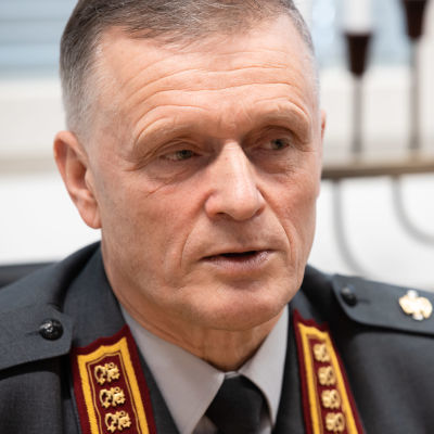 Kenraali Timo Kivinen johtaa Suomen puolustusvoimia.
