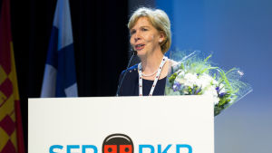 SFP:s ordförande Anna-Maja Henriksson siktar på att sitta i nästa regering, och önskar då ändra på vissa beslut som varit negativa för det svenska. Anna-Maja Henriksson under SFP:s partidag i Helsingfors
