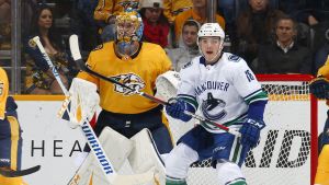 Jake Virtanen försöker skymma Pekka Rinne. Jake Virtanen försöker skymma Pekka Rinne.