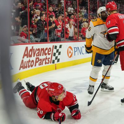 Sebastian Aho jään pinnassa saatuaan Nashville-puolustaja P.K. Subbanin nyrkistä NHL:n harjoitusottelussa. Carolinan laituri Warren Foegele selvittämässä tilannetta Subbanin kanssa.