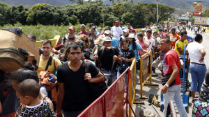 Venezolaner flyr till Colombia undan våld och fattigdom. Venezolaner flyr till Colombia undan våld och fattigdom.