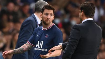 Lionel Messi talar med Mauricio Pochettino.