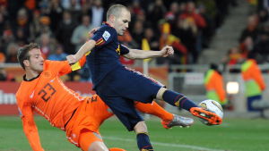 Hallitsevan mestari Espanjan ja Hollannin MM-finaali Etelä-Afrikan kisoissa 2010 oli erittäin kovaotteinen Rafael van der Vaart ja Andrés Iniesta Etelä-Afrikan MM-turnauksessa 2010
