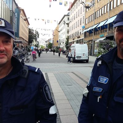 Poliisit seisovat Turun Yliopistonkadulla