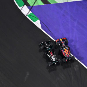 Max Verstappen Lewis Hamiltonin rinnalla.