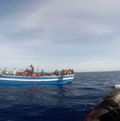 Den italienska kustbevakningens räddningsoperation på Medelhavet den 2 maj 2015.