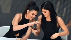 Med familjen Kardashian som sällskap. Kendall och Kylie Jenner är systrar och kolleger.