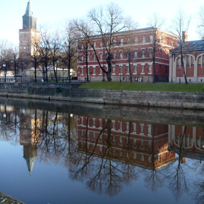 Åbo domkyrka och Katedralskolan speglas i Aura å.