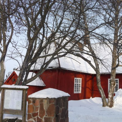 Houtskärs kyrka inbäddat i ett tjockt snölager.